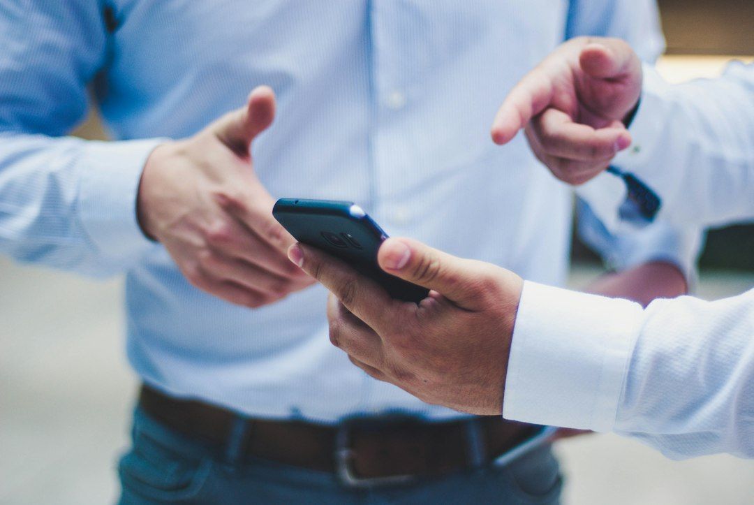 Cliente escribiendo en el móvil a un chatbot con IA de una empresa