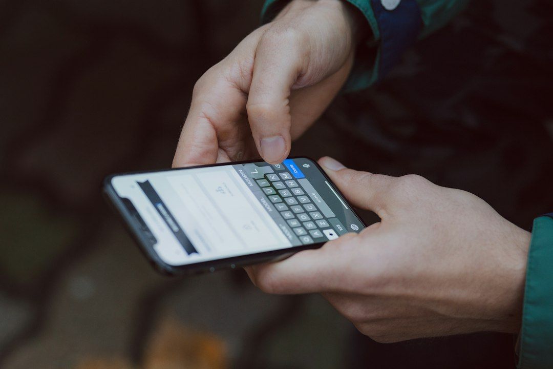 Persona usando el móvil para hablar con el chatbot de una empresa